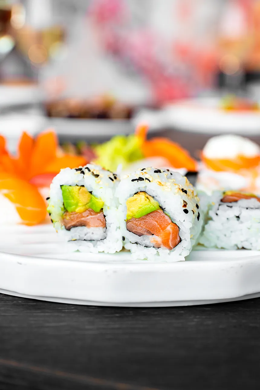 Uramaki con avocado, salmone e sesamo