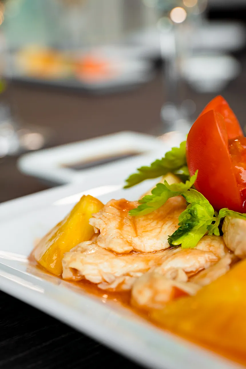 Pollo in salsa agrodolce con ananas e pomodoro