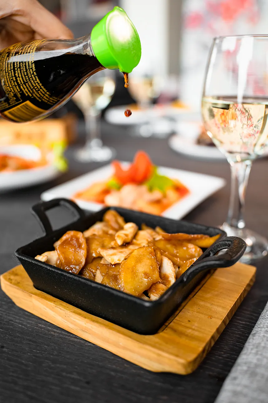 Pollo teriyaki servito in padellina di ghisa