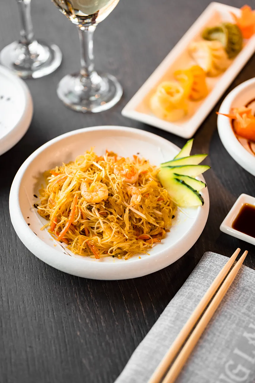 Noodles di riso con gamberi e verdure