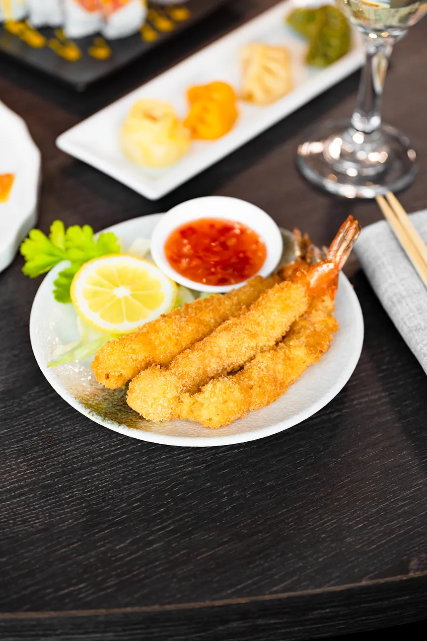 Gamberi in tempura con salsa piccante e limone