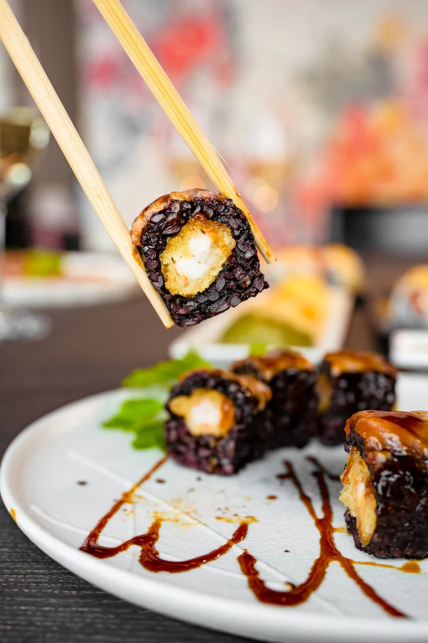 Uramaki di riso venere con gambero fritto