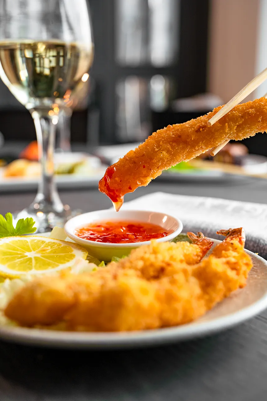 Gamberi in tempura serviti con salsa dolce piccante